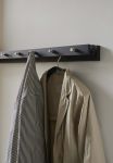 CUTTER RACK Garderobe von Skagerak in der Detailansicht: Zwischen den Holzleisten ist Platz für weitere Kleiderbügel Kleiderleiste aus Holz in Eiche schwarz lackiert - CUTTER RACK von Skagerak