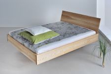 Durch die versteckten Standbeine bekommt das Bett QUADRA von vitamin design eine schwebende Optik Bett modernes Design in Esche geölt QUADRA von vitamin design