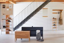 Modernes Wohnraum-Setting mit dem modernen Wandspiel RIM aus Eiche von FORM & REFINE Form & Refine - Rim Wandspiegel aus Eiche im dänischen Design