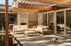 Loungesofa MAXIMA aus Teak in Kombination mit dem Loungehocker MAXIMA Loungesofa aus Teak von Traditional Teak - MAXIMA