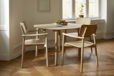 Stuhl im dänischen Design mit Armlehne aus Holz - HVEN ARMCHAIR von Skagerak