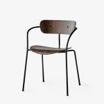 Der zeitlose Design Armlehnstuhl PAVILION AV2 von &tradition in Eiche Walnuss lackiert Design Armlehnstuhl in Walnuss lackiert PAVILION AV2 von &tradition