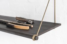 Detailansicht des schwarzen Design Bücherregals LOOP SHELF  Design Bücherregal in schwarz als Detailansicht von We Do Wood - LOOP SHELF