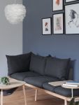 Modernes Wohnzimmer-Setting mit dem Couchtisch HANG OUT im skandinavischen Design von UMAGE Umage Hang Out Coffee Table Couchtisch aus Holz mit einer Ablage