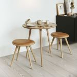 LOW STOOL von Mater - Holzhocker rund in Eiche natur