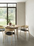 Gemütliches Beisammensitzen mit den Armlehnstühlen AC2 von Andersen Furniture - hier in Buche mit schwarzem Lederbezug Designer Armlehnstuhl in Buche Lederbezug Schwarz - AC2 Chair von Andersen Furniture