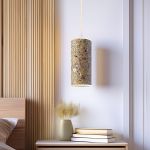 Die Esstisch Pendelleuchte NUX von LeuchtNatur ist mit ihren individuellen Holzfurnier-Varianten auch im Schlafzimmer ein echter Blickfang - hier in Almwiese mit weißer Einfassung Esstisch Pendelleuchte mit Lampenschirm aus Holzfurnier - Nux von Leucht-Natur