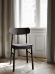Moderner Esstischstuhl gepolstert in Esche schwarz SOMA Dining Chair von WOUD