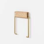 Moderner Toilettenpapierhalter TOILET ROLL HOLDER von MOEBE aus Eichenholz und Messing für die Wand Toilettenpapierhalter in Eiche und Messing - Toilet Roll Holder von Moebe