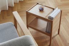 Beistelltisch mit Magazinhalter JOURNAL SIDE TABLE von FORM & REFINE