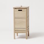 Seitenansicht der Wäschetruhe A LINE LAUNDRY BOX aus weiß geöltem Eichenholz im dänischen Design von FORM & REFINE Wäschetruhe aus Holz in Eiche weiß - A LINE LAUNDRY BOX von FORM & REFINE