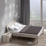 Der Nachttisch MENA von vitamin design sorgt mit seiner klaren Formgebung für eine ruhige und unaufgeregte Atmosphäre.  vitamin design MENA - Nachttisch massiv aus Holz mit Schublade