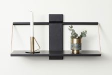 Schwarzes Wandregal WOOD WALL SHELF im spannenden Materialmix aus Holz und Leder Schwarzes Wandregal aus Holz und Leder von Andersen Furniture - WOOD WALL SHELF