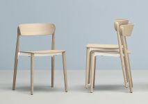 Zeitlos schöner Stapelstuhl NEMEA 2820 im italienischen Design von Pedrali - Abbildung in Esche gebleicht Esstischstuhl in Esche NEMEA 2820 von Pedrali