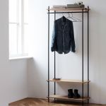Funktionales Regalsystem SHELVING SYSTEM als Garderobe mit Kleiderstange und praktischen Ablagen SHELVING SYSTEM von Moebe - Regalsystem als Garderobe mit Kleiderstange (Holz)