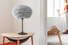 Die dünnen, anmutigen Beine des Couchtisches HANG OUT von UMAGE sind mittels hochwertiger Metallverbindungen mit der Tischplatte verbunden Couchtisch mit Ablage im dänischen Design - Hang Out von Umage