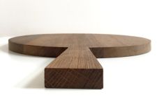 Detail: rundes Schneidebrett mit Griff in Eiche geräuchert