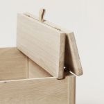 Sitztruhe mit Stauraum aus Holz in Eiche - A LINE STORAGE BENCH 68 von FORM & REFINE
