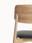 Detailansicht der Rückenlehne des gepolsterten Stuhls KIT aus Holz in Esche, weiß geölt von Insan Rückenlehne gepolsterter Stuhl aus Holz - KIT von Insan