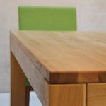 Die Tischplatte des Holztischs CANA von Jan Kurtz besteht aus stabverleimten Eichenholzstücken, das Gestell aus massiver Eiche Jan Kurtz CANA - Holztisch in Eiche massiv