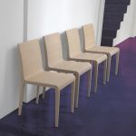 Dank seines modernen Designs fügt sich der massive Holzstuhl YOUNG 420 von Pedrali sowohl in private als auch öffentliche Räume ein - z. B. als stilvolle Sitzgelegenheit im Empfangsbereich Pedrali - Holzstuhl aus massiver Eiche im modernen Design - YOUNG 420