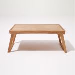 Klare Linien, ausgewählte Materialien und eine hochwertige Verarbeitung kennzeichnen das moderne Frühstückstablett DESIREE Von sixay - Abbildung in Buche Betttablett / Frühstückstablett aus Holz - DESIREE von sixay