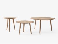Der Beistelltisch IN BETWEEN SK14 in Eiche natur geölt - zusammen mit dem SK14 (mitte) und dem SK15 (rechts) runder Beistelltisch in Eiche natur geölt IN BETWEEN SK14 von &tradition