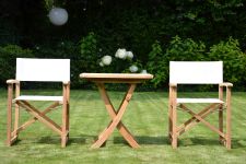 Regiestühle für den Garten aus Teak mit weißem Bezug von Jan Kurtz - URBAN mit Klapptisch TOWN