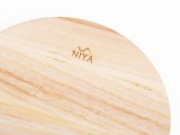 Detailaufnahme der Unterseite des ovalen Serviertabletts NIYA von Rio Lindo aus hellem Eschenholz mit einzigartiger Holzmaserung Detail Serviertablett oval aus Holz in Esche - NIYA OVAL TRAY von Rio Lindo