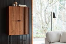 Klare Linien, ausgewählte Materialien und eine hochwertige Verarbeitung kennzeichnen das Highboard ARRAY von WOUD, das in verschiedenen Holzarten erhältlich ist (Abbildung in Walnuss) Highboard aus Holz mit Metallgestell - ARRAY von WOUD