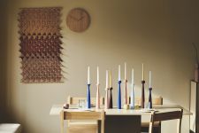 Die Kerzenständer ROSE, LILY und TULIP von applicata ergänzen sich blendend am gedeckten Tisch. Aus massivem Holz gefertigte Kerzenständer ROSE, LILY und TULIP von applicata