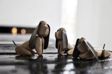 Charmante Holzfigur MY DOG aus Holz und Leder von Andersen Furniture Designfigur Hund aus Holz mit Leder - MY DOG von Andersen Furniture