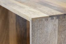 BOX SYSTEM von Mater - Detailaufnahme vom Regalmodul aus Mangoholz Detailaufnahme vom Regalmodul aus Holz in natur - BOX SYSTEM von Mater