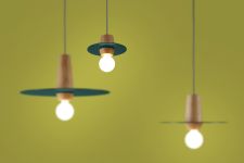 kleine LED Pendelleuchte aus Holz und Stahl tannengrün - DISCO 20/10P von dreizehngrad