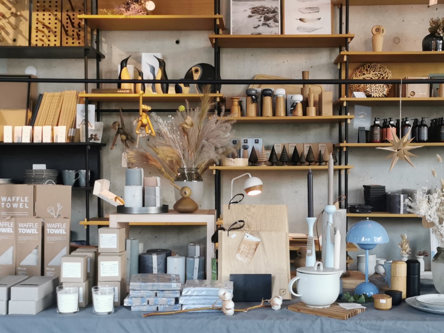 media/image/Shopseite-HolzDesignPur-Showroom-Holz-und-Hygge.jpg