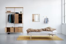 Modernes Schlafzimmer-Setzing mit dem Spiegel MIRROR WITH A SHELF, dem SHELVING SYSTEM und den WALL HOOKS von MOEBE Wandspiegel mit Holzregal Mirror with a Shelf von Moebe