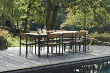 Elegante Linien, ausgewählte Materialien und eine hochwertige Verarbeitung kennzeichnen die PELAGUS Serie von Skagerak zu der auch der ausziehbare Gartentisch PELAGUS zählt Gartentisch ausziehbar aus Alu und Holz - PELAGO TABLE von Skagerak