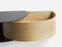 Der Korpus des Schlüsselkastens WALLIE aus weißpigmentiert lackiertem Eichenholz von WOUD ist in einer schwarzen, magnetischen Metallklammer eingefasst Detail Schlüsselkasten aus Holz mit Ablage im modernen Design - WALLIE von WOUD