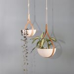 Hängende Blumentöpfe aus Holz - MORVAH SMALL CEILING HANGING PLANTER von Tom Raffield