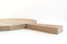 Langer Griff des runden Brettes in Eiche natur  Detail: Griff des runden Brettes in Eiche natur