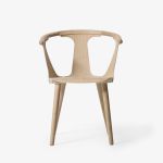 Stilvoller Armlehnstuhl IN BETWEEN SK1 von &tradition in Eiche natur geölt Esszimmerstühle mit Armlehnen in Eiche natur geölt IN BETWEEN SK1 von &tradition