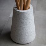 Nahaufnahme des Garderobenständers SPAGHETTI COAT RACK von EKTA LIVING mit Standfuß aus Terazzo Nahaufnahme des Garderobenständers aus Buche und Terazzo - SPAGHETTI COAT RACK von EKTA Living