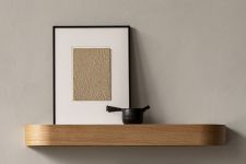 schmales Wandregal aus Holz in Eiche - EPOCH SHELF von MENU