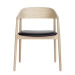 Gepolsterter Designer Esszimmerstuhl AC2 von Andersen Furniture in Eiche, weißpigmentiert matt lackiert mit schwarzem Lederbezug Designer Esszimmerstuhl Eiche matt Lederbezug schwarz AC2 von Andersen Furniture