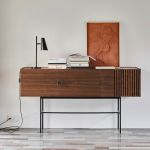 Auf 180 cm bietet das Sideboard ARRAY von WOUD eine großzügige Ablage für persönliche Gegenstände, Leuchten oder individuelle Dekoarrangements WOUD - ARRAY Sideboard aus Holz in Walnuss und Metall (180 cm)