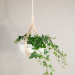 MORVAH SMALL CEILING HANGING PLANTER von Tom Raffield - Blumentöpfe zum Hängen