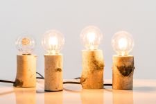 Kleine Tischlampe mit Holzstamm und LED-Glühbirne - SCHWARZWALDLICHT von Raumgestalt