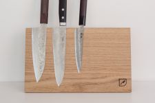 Der magnetische Messerblock HOLD MY KNIFE TABLE aus Holz vom litauischen Designlabel Rio Lindo hält Messer in nächster Nähe auf dekorative Weise bereit magnetischer Messerblock aus Holz - HOLD MY KNIFE TABLE von Rio Lindo