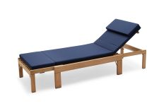 Gartenliege aus Teak mit marine-blauer Auflage RIVIERA SUNBED von Skagerak
