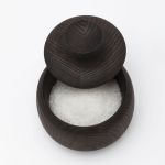 Draufsicht auf die kleine, mit Zucker gefüllte Holzdose BLOOM von shibui in Esche, dunkel gebeizt Vorratsdose aus Holz mit Deckel für Zucker und Gewürze - BLOOM von shibui